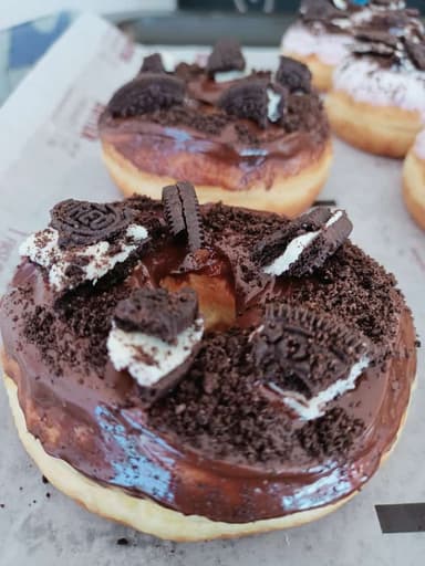 Dona de oreo con glaseado de chocolate