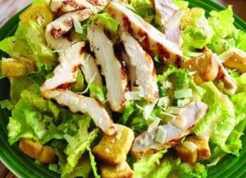 Ensalada de Milanesa de cerdo o bistec asado
