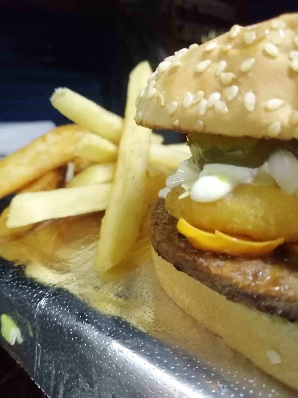 Hamburguesa Res 100 Gr y Papas Francesas
