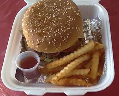 LA HAMBURGUESA MAMI CON PAPAS FRITAS