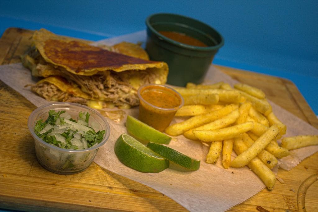 Combo 2 (2 Tacos de Birria + Papas)