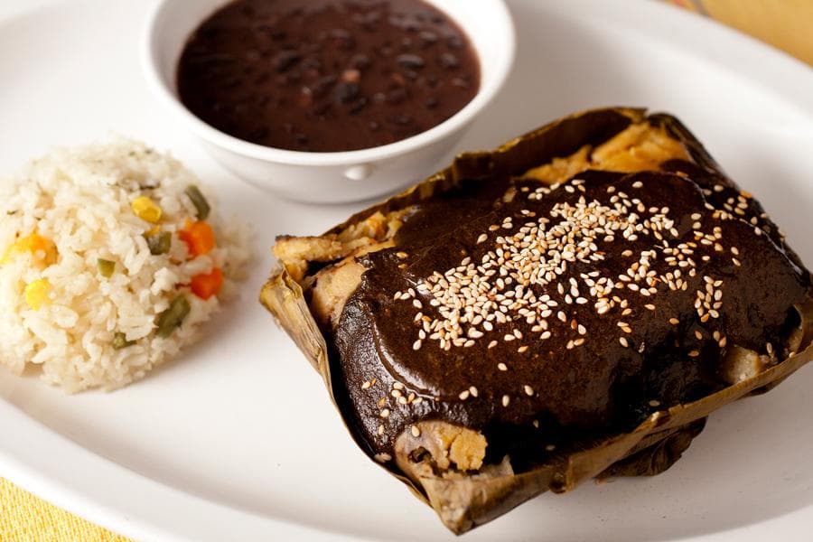 Tamal de mole negro
