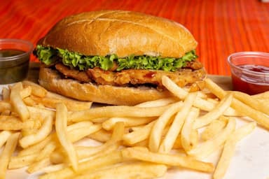 Mr. Torta de Milanesa de Pollo y Papas