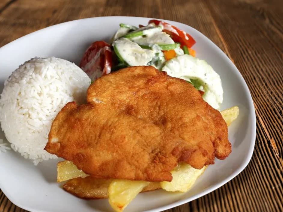 Milanesa con Papas Fritas y Ensalada