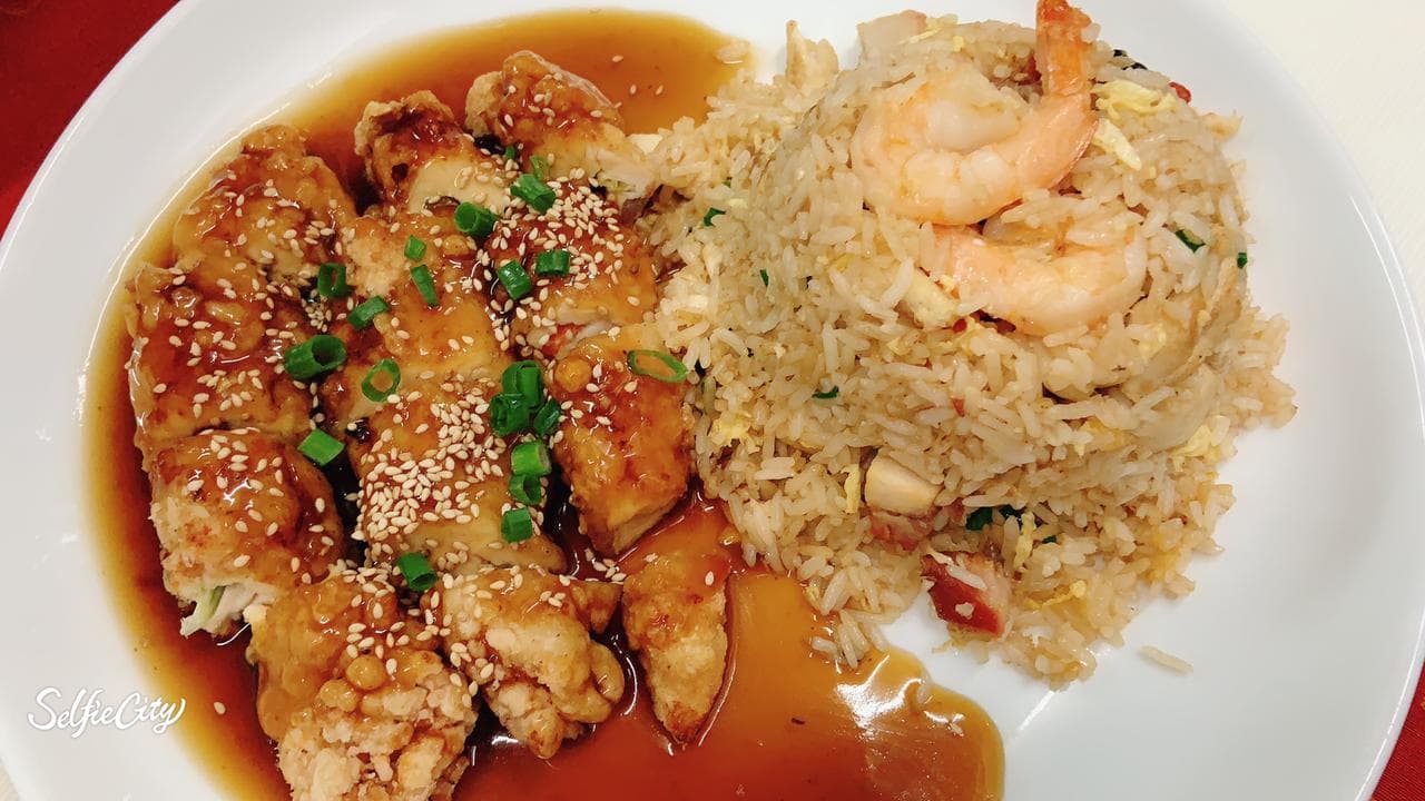 Chaufa Especial con Pollo Enrollado