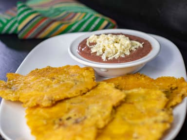 Frijoles con Patacones
