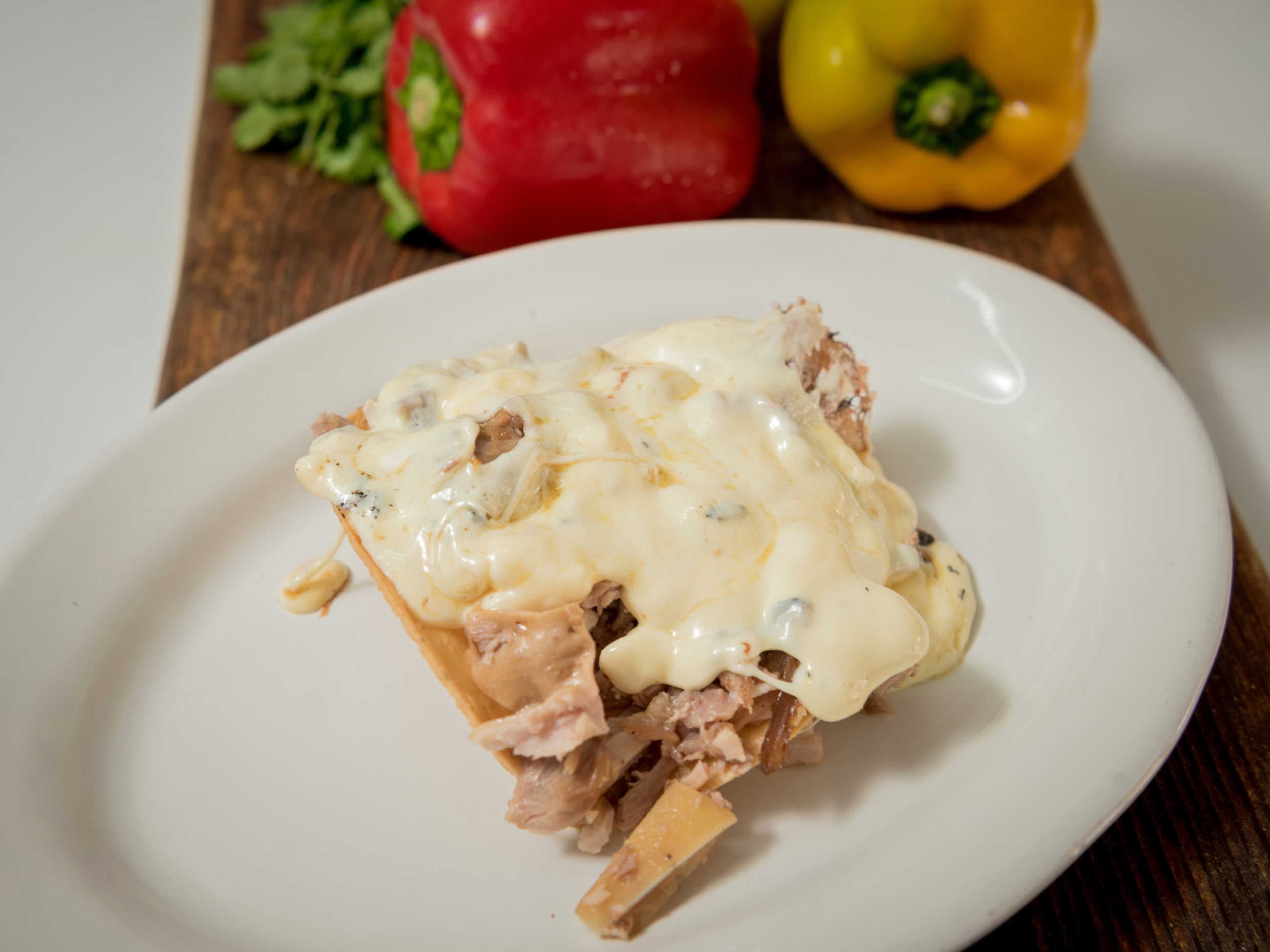 Tostadas de chicharrón y queso