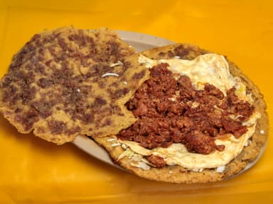 Huarache de Huevo + Gordita de Chicharron
