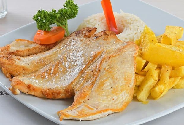 Pechuga de Pollo con Papas Fritas y Arroz Graneado