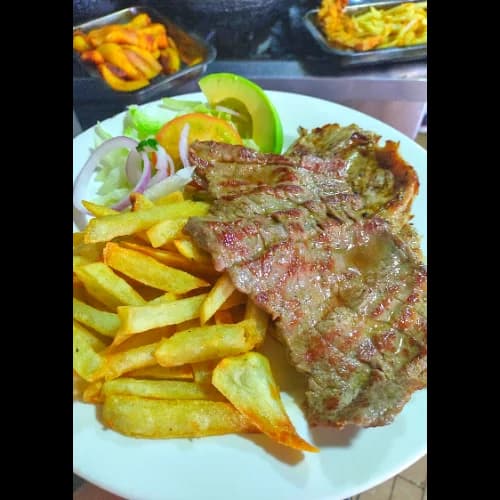 Carne con Papitas y Ensalada