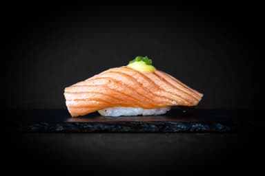 Nigiri de salmón ahumado flameado