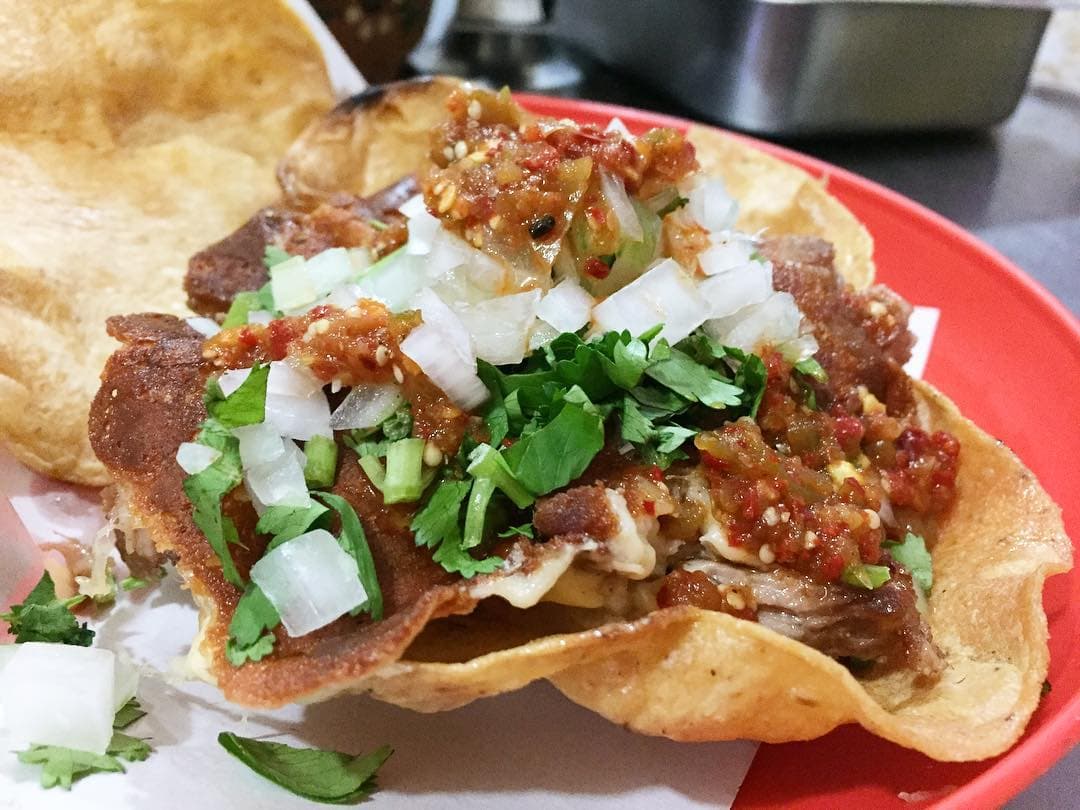 Tostada de Tortilla de Maíz con Longaniza