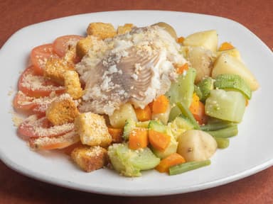 Ensalada de verduras cocidas con pescado al vapor