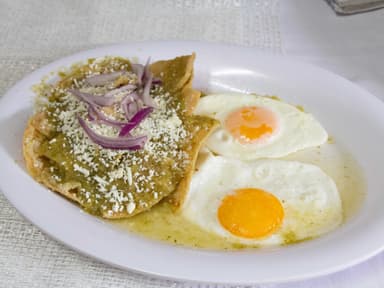 CHILAQUILES CON CARNE