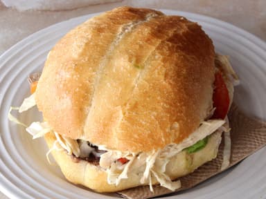 Torta de Pollo Enchilado + Jugo de Naranja