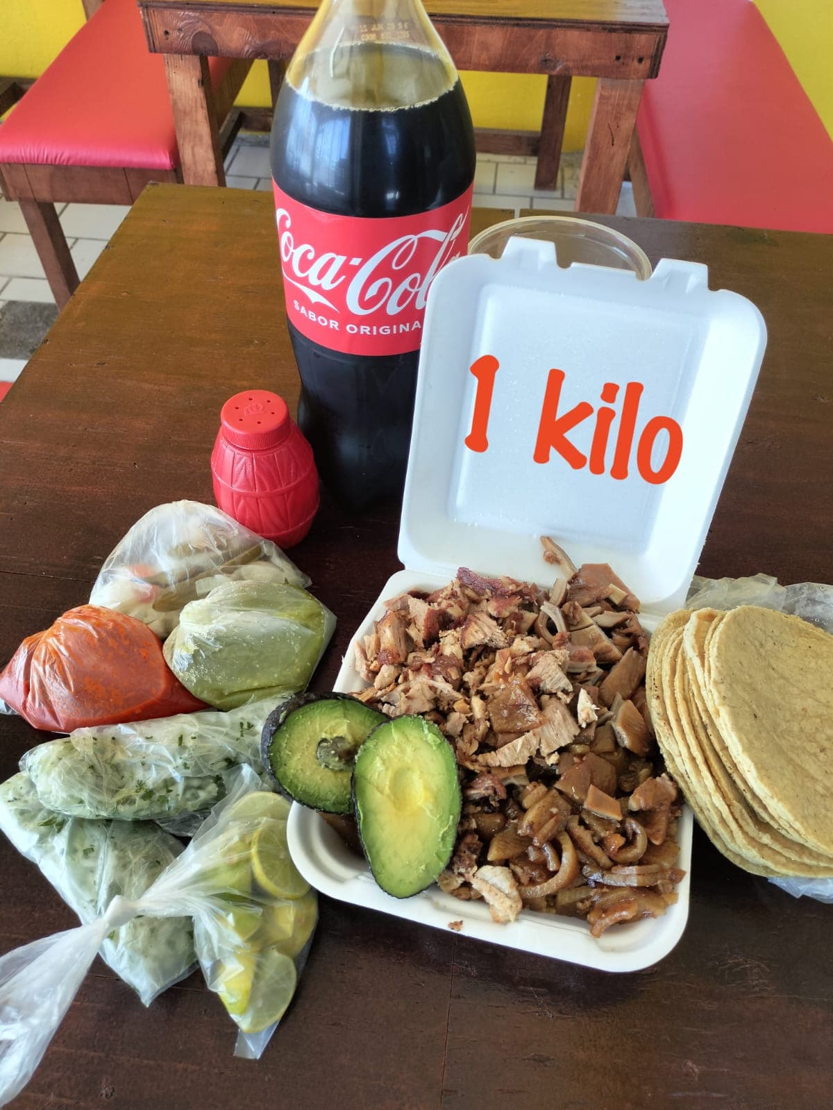 Como 1KG de Carnitas + Coca Cola 2L