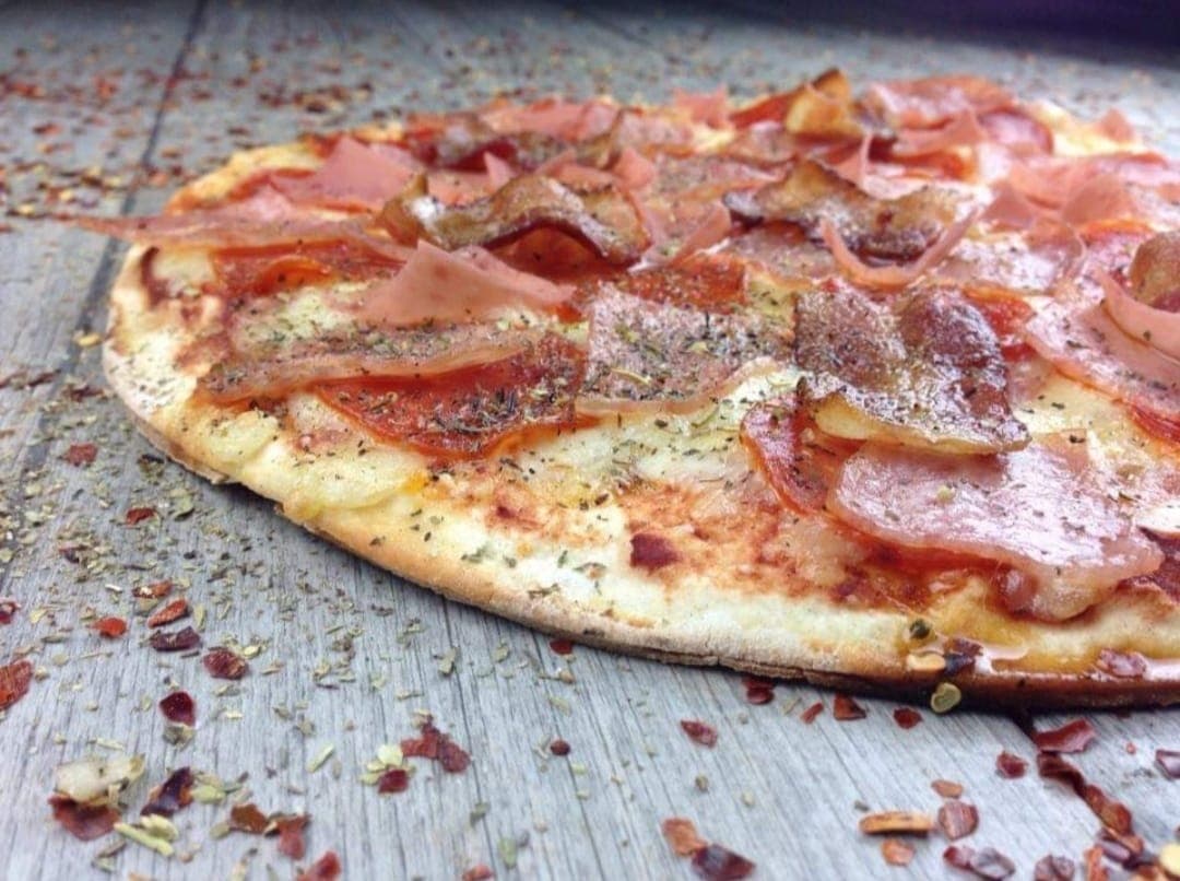 Combo Pizza Carnes Frías + Te Helado