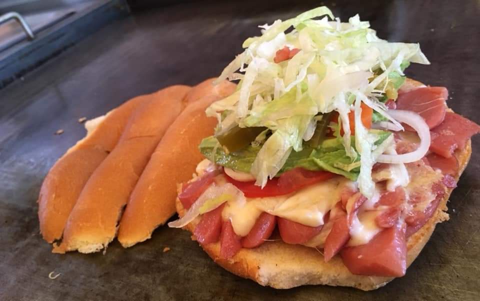 SALCHICHA CON QUESO ASADERO