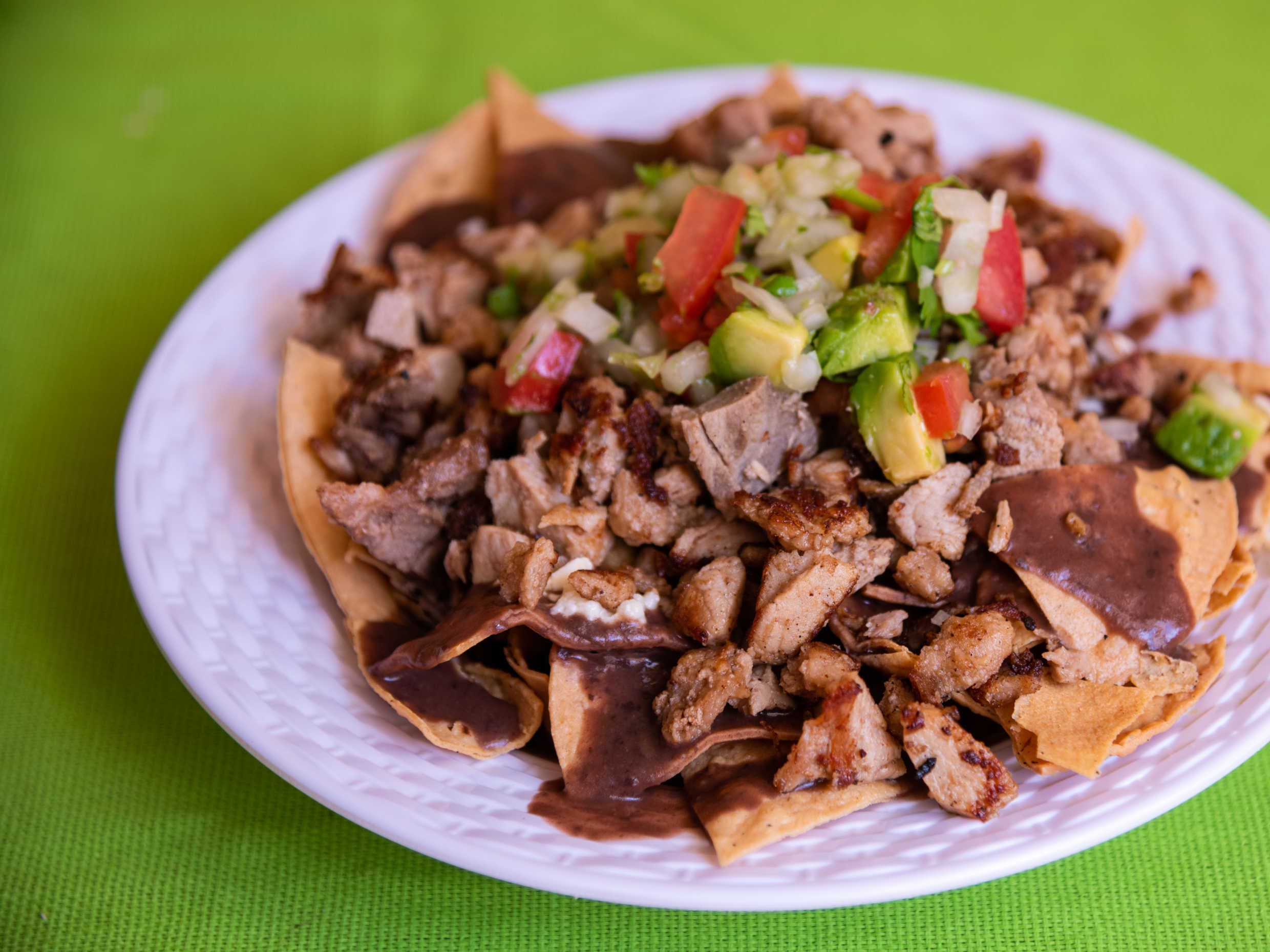 Nachos de asado con queso