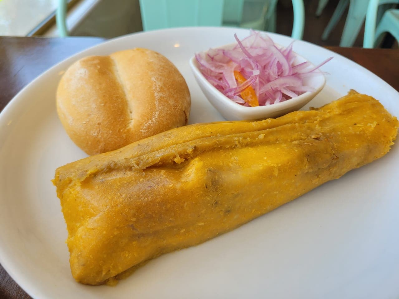 Café con Tamal de Chancho y Pan Francés