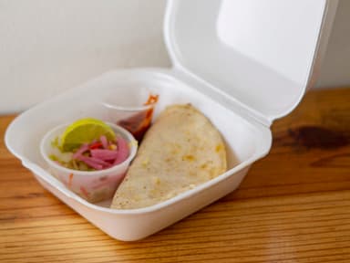 Quesadilla de Cochinita Tortilla de Maíz