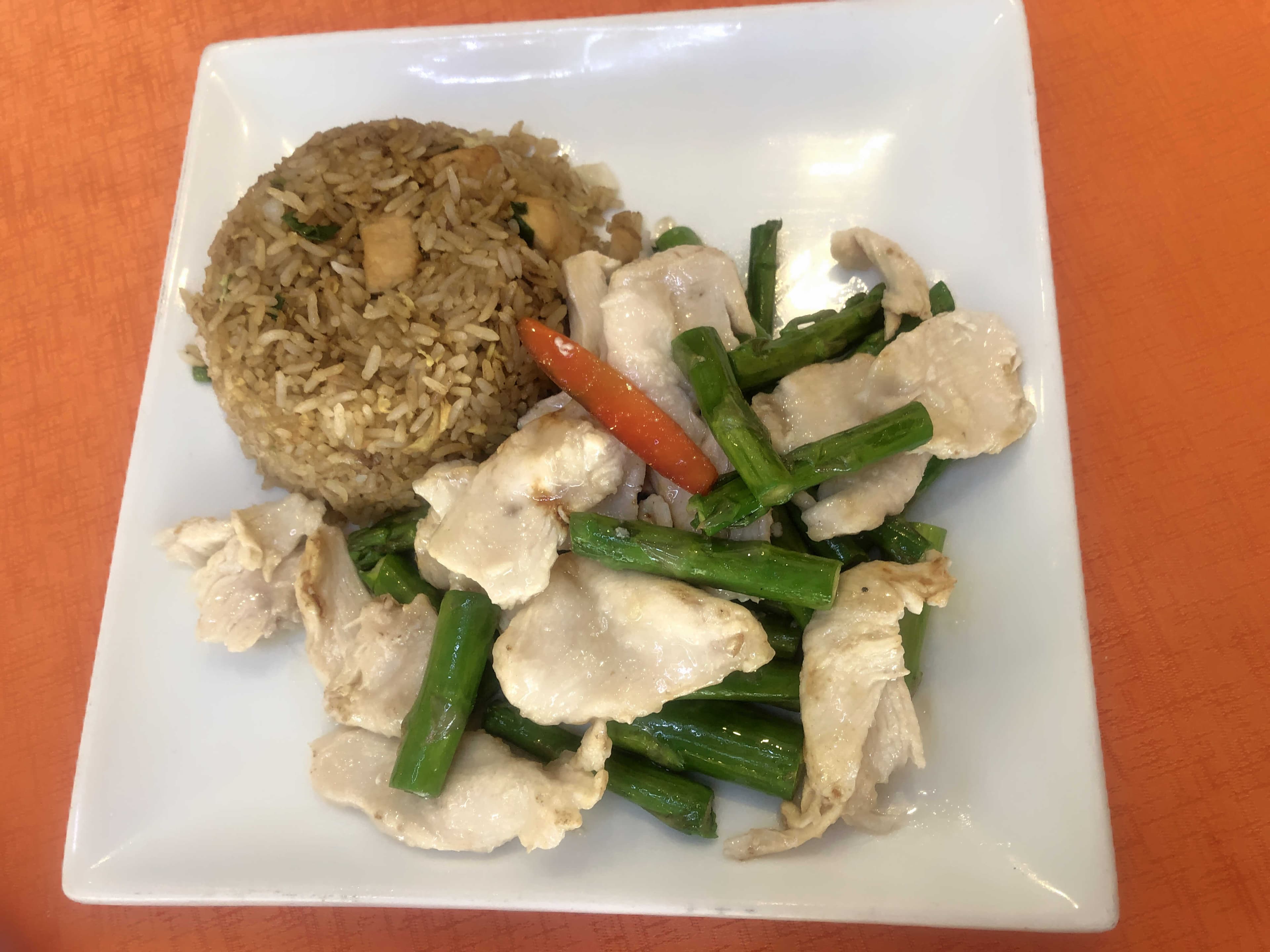 Pollo con Espárrago más Chaufa