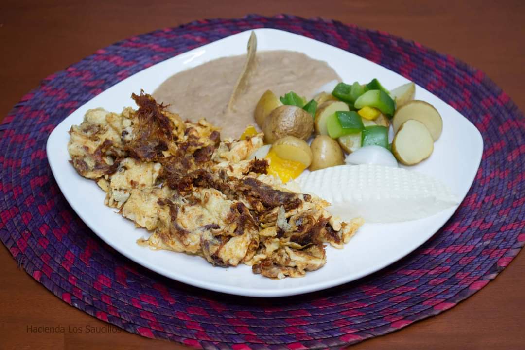 Huevos Revueltos con Machaca