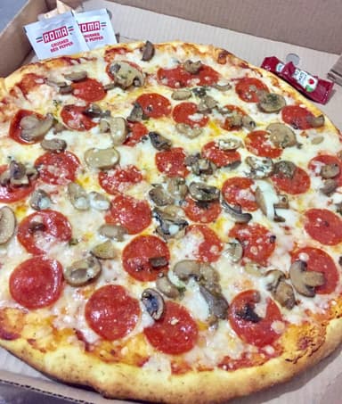 Un Clásico Pepperoni con Champiñones