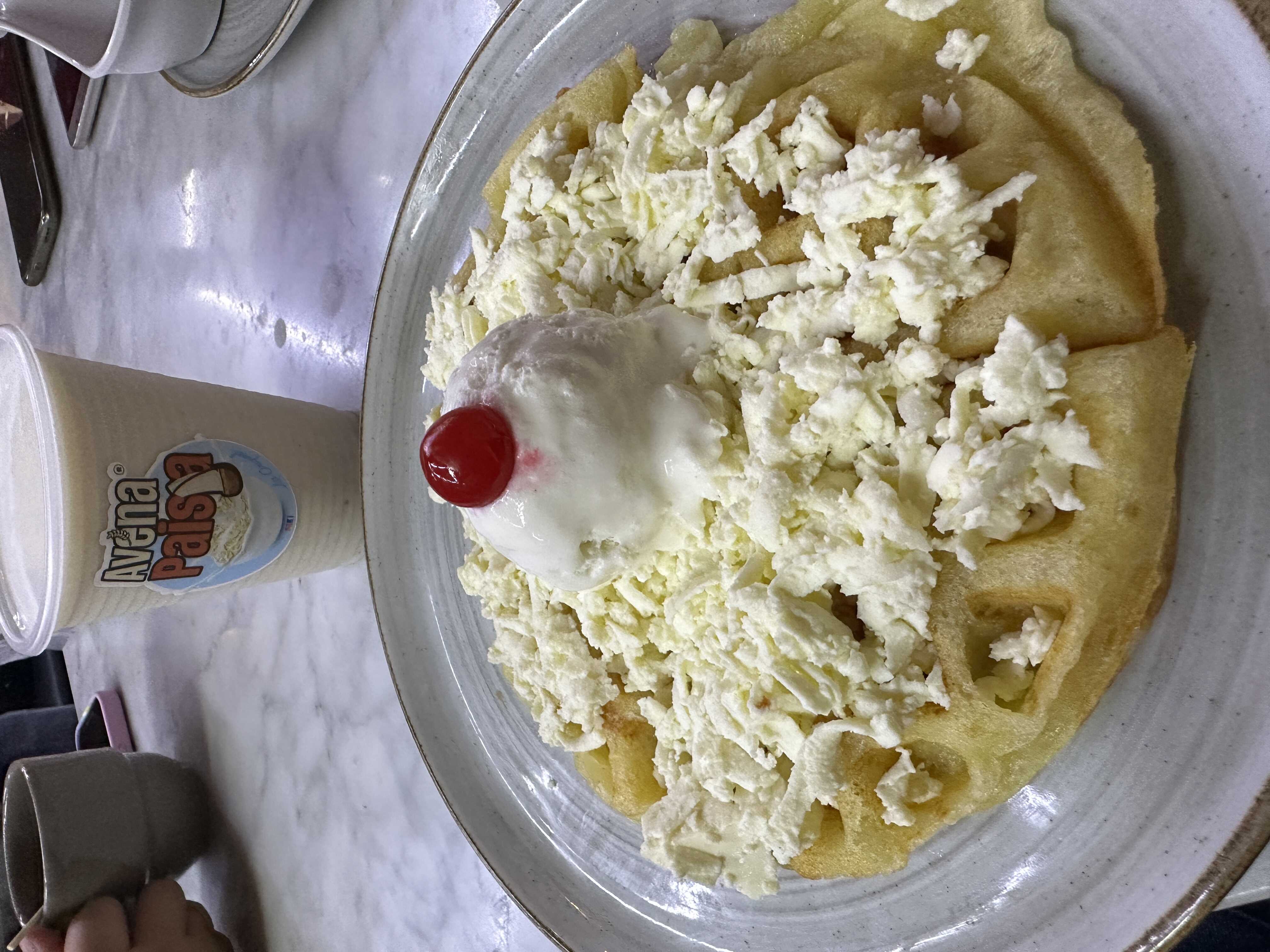 Waffle de Almojabana con Queso y Helado