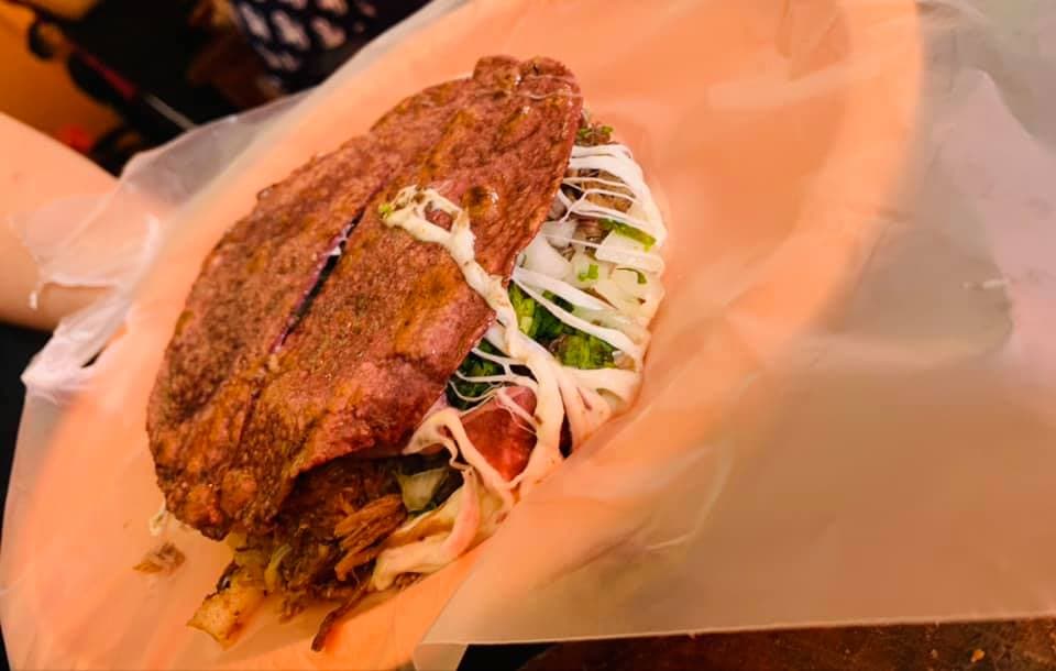 taco pisado de barbacoa de res con verdura