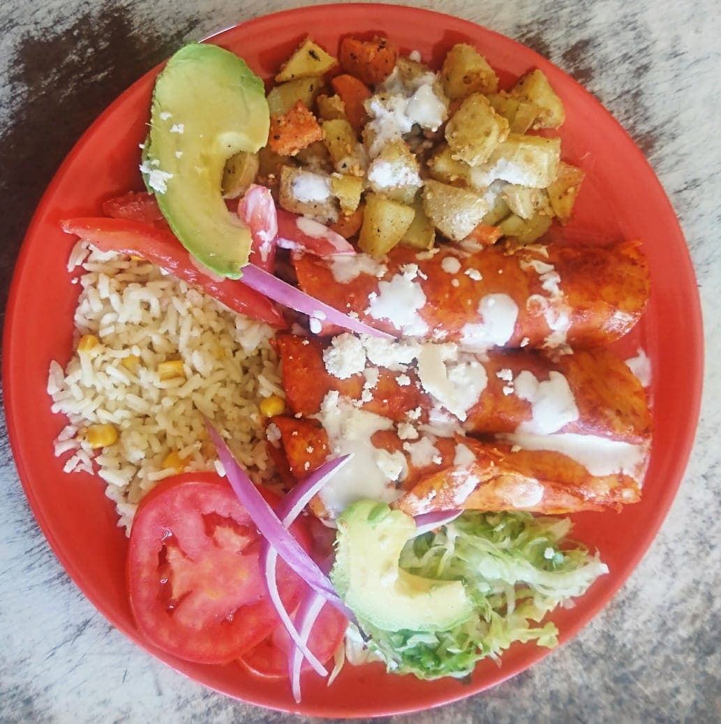 Entomatadas/Pollo Frito/Arroz/Ensalada y Bebida.