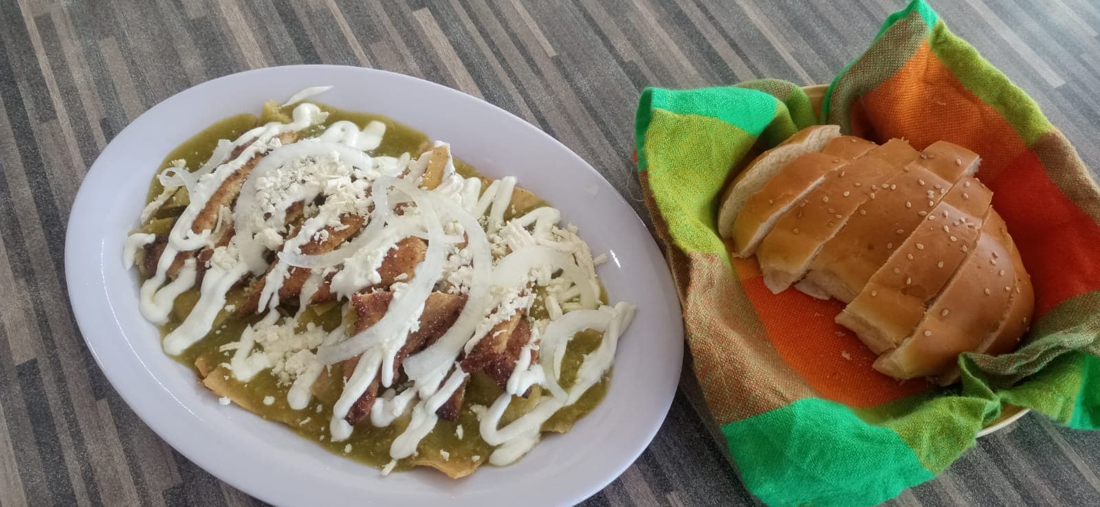 Chilaquiles de pollo o bistec, verdes o rojos