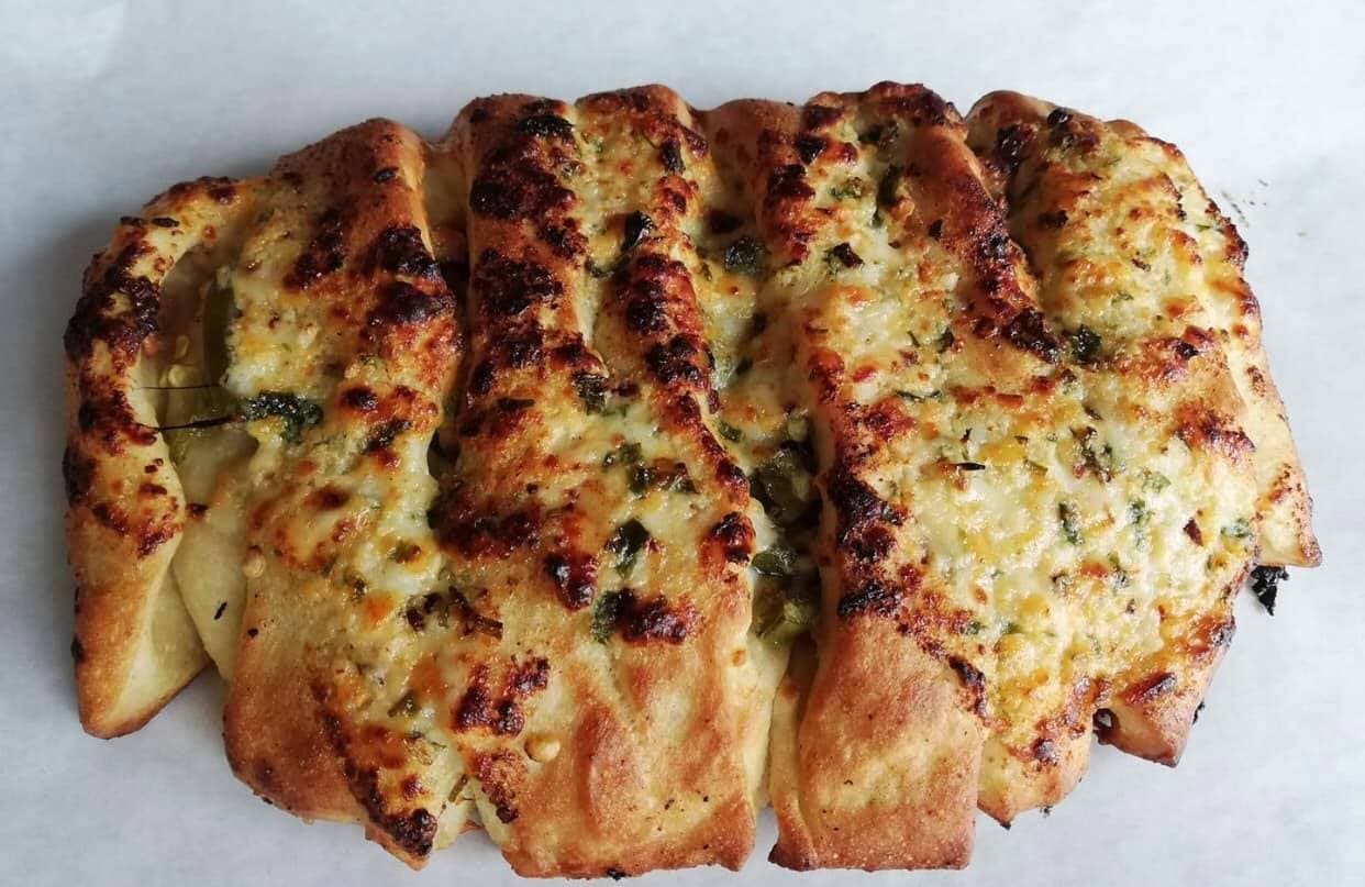 Pan Relleno Tocino con Jalapeños