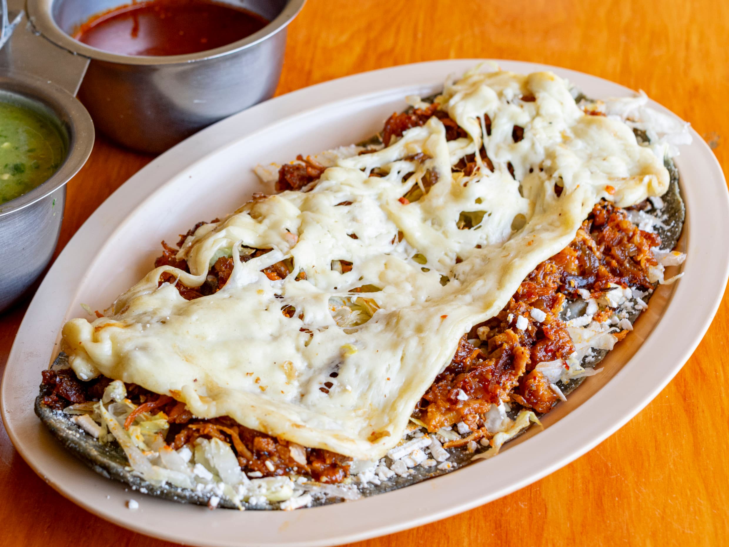 Huarache de Chicharrón con Queso