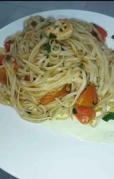 Fetuccini con Camarón y Tomate Cherry