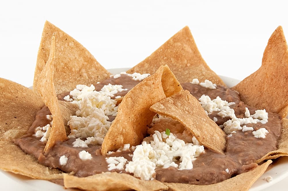 Nachos con Frijol y Queso