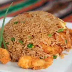 Chaufa con Pollo en Trozos