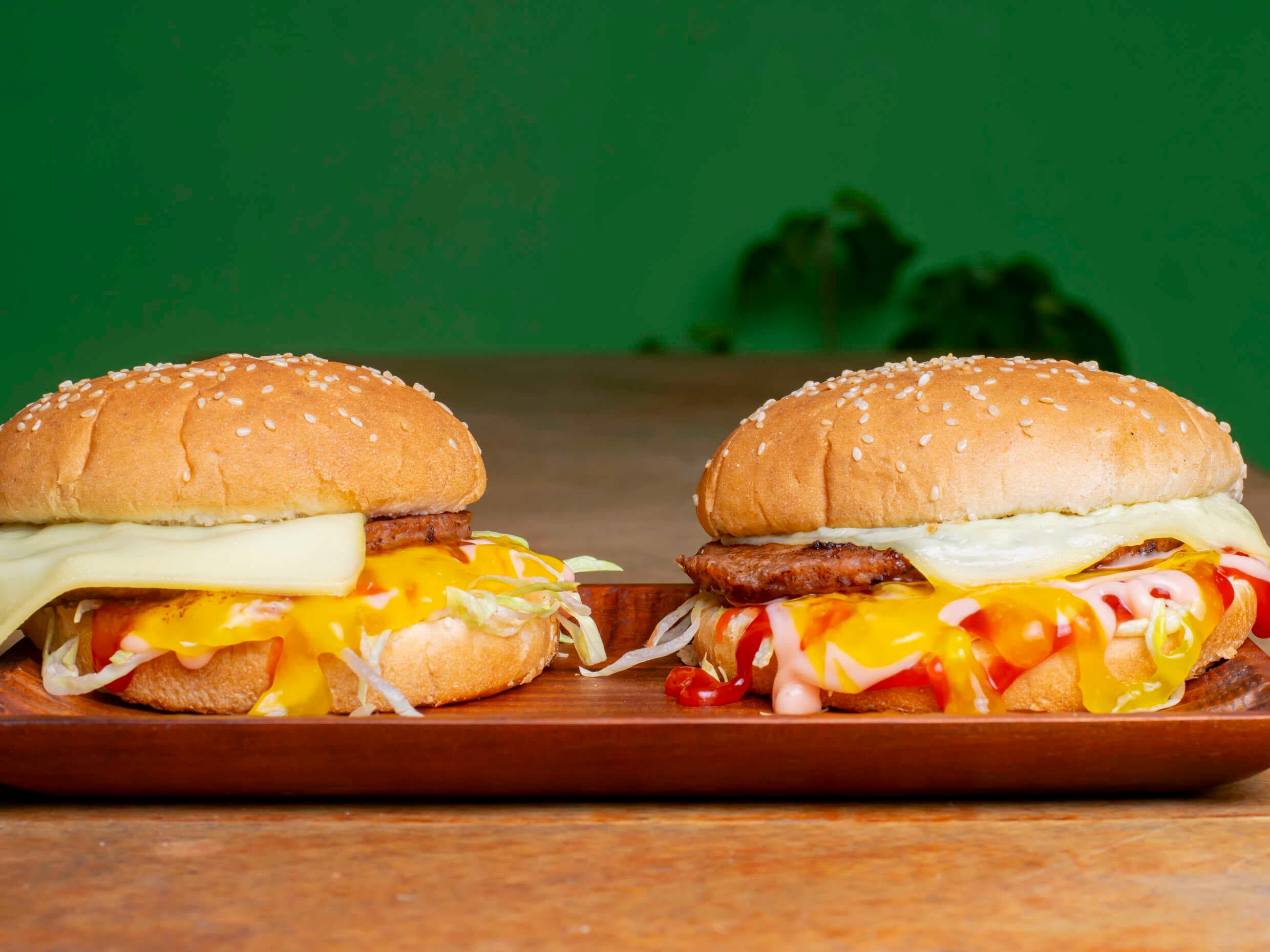 2 Hamburguesas con Queso + 2 Porciones de Papas