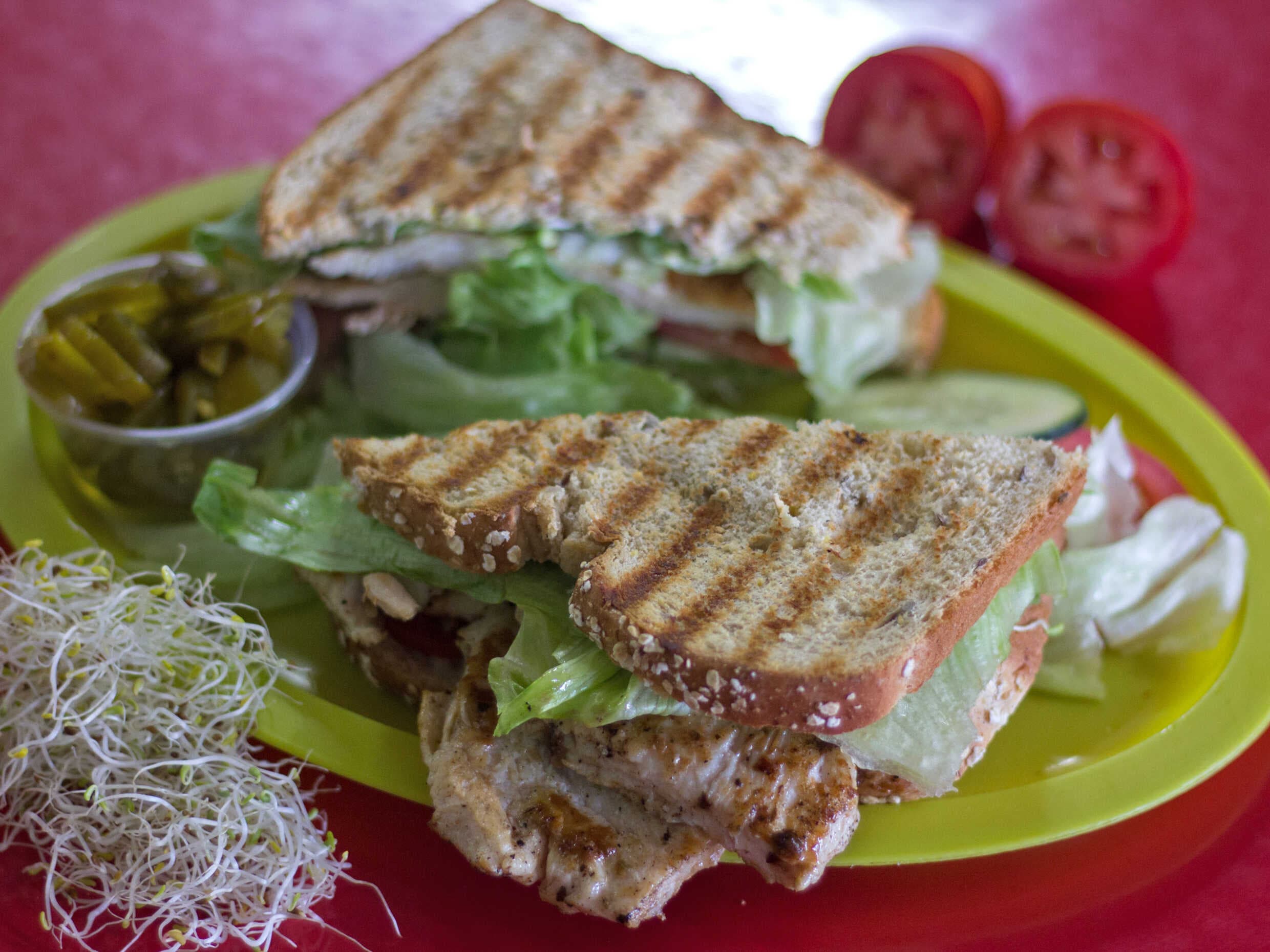 Sandwich de pechuga a la plancha