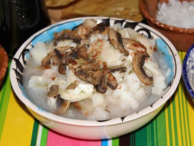 Pozole chico Vegetariano  con hongos