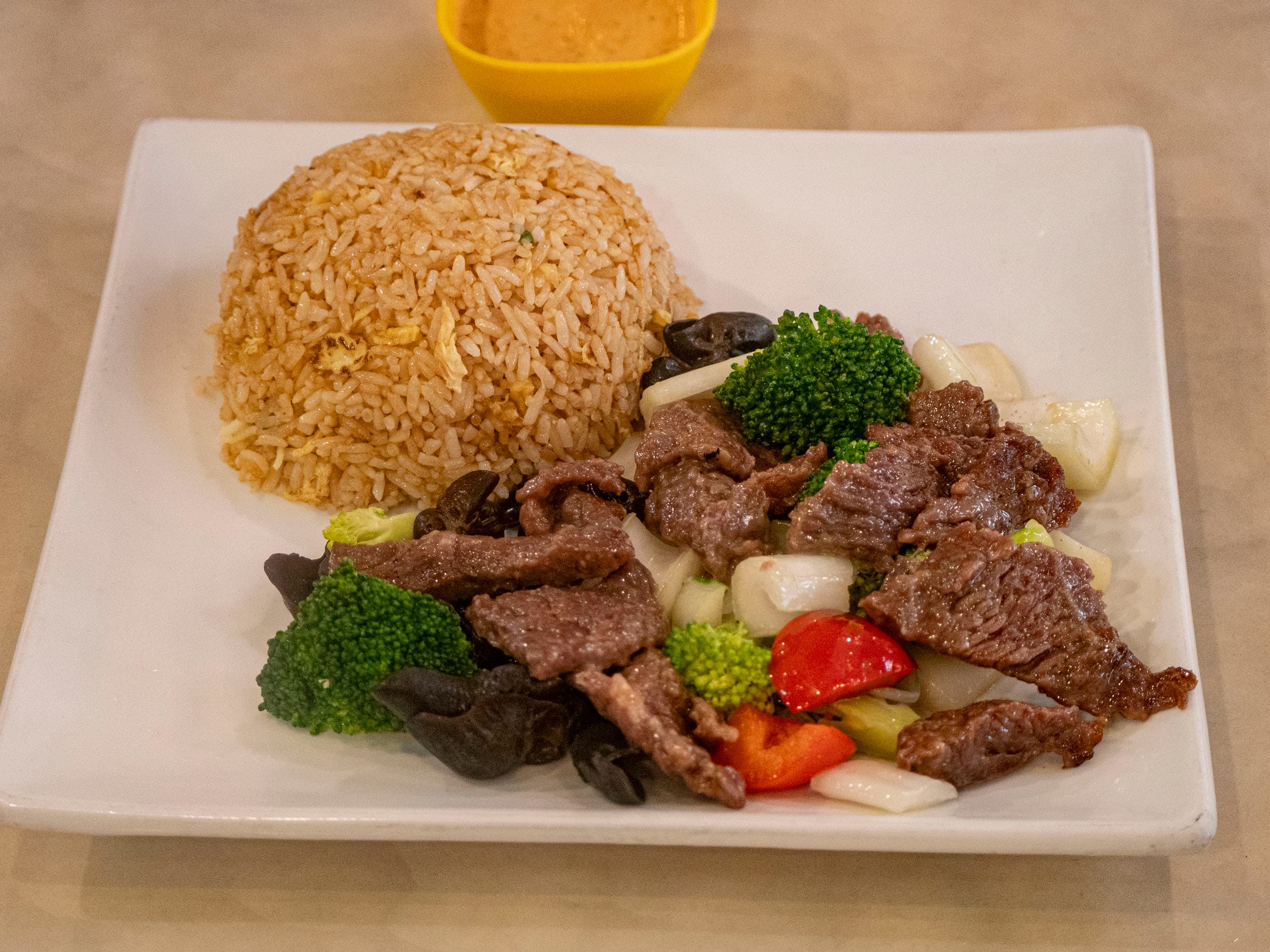 Carne con Verduras más Chaufa