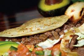 Quesadilla con Carne*