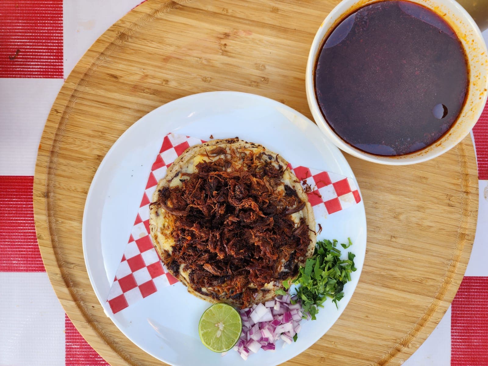 Pellizcada con Birria Dorada