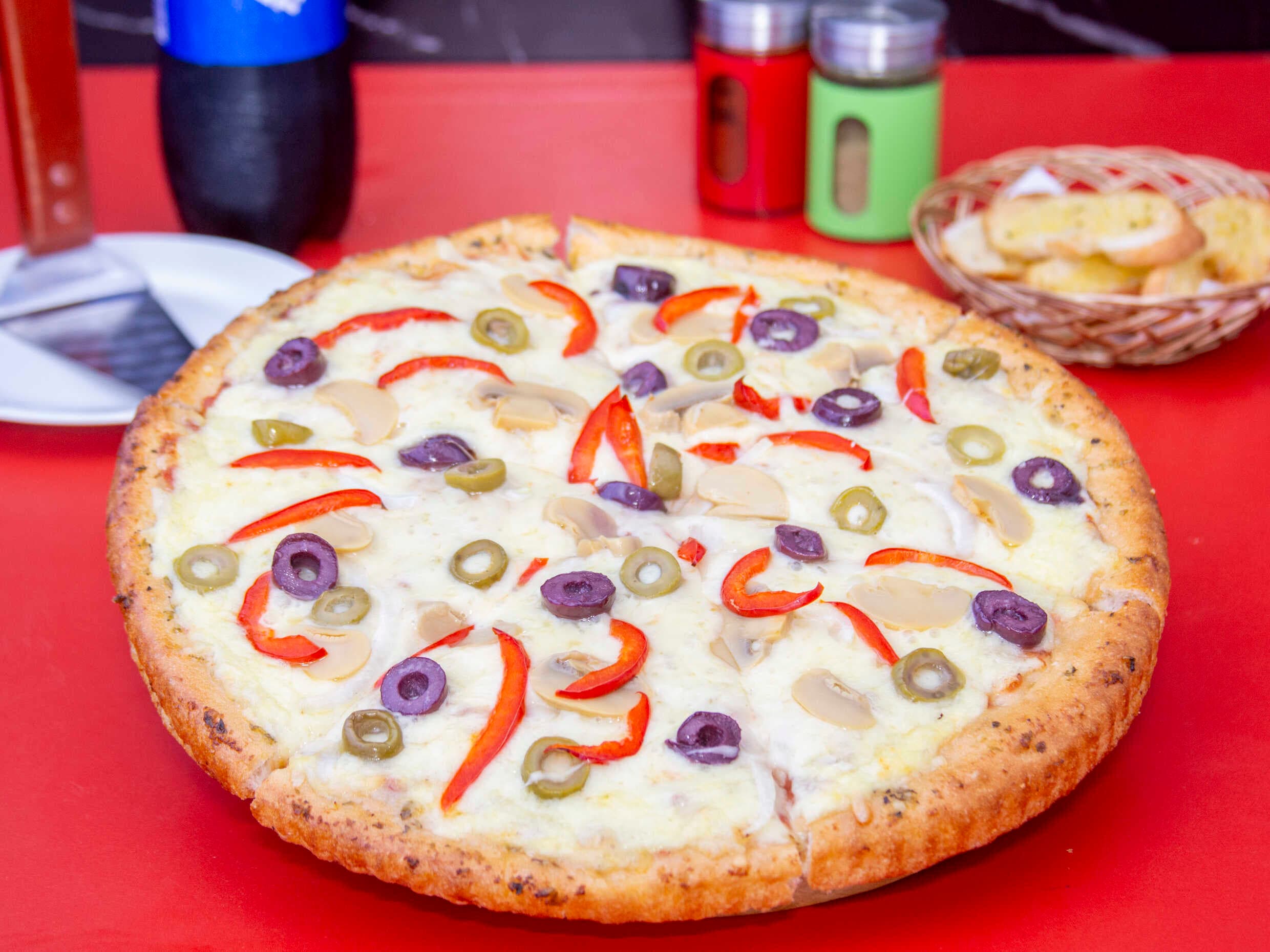Pizza Vegetariana Grande, Panes al Ajo y Gaseosa