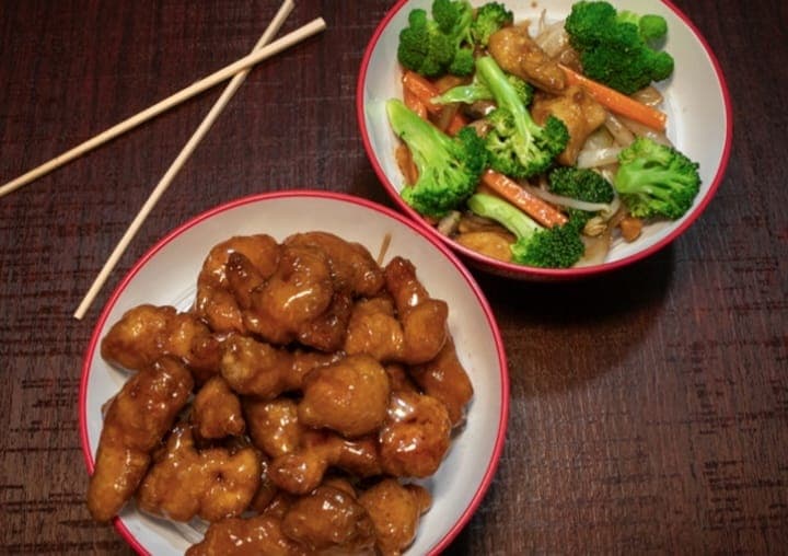 Pollo a la Naranja mas Chop Suey