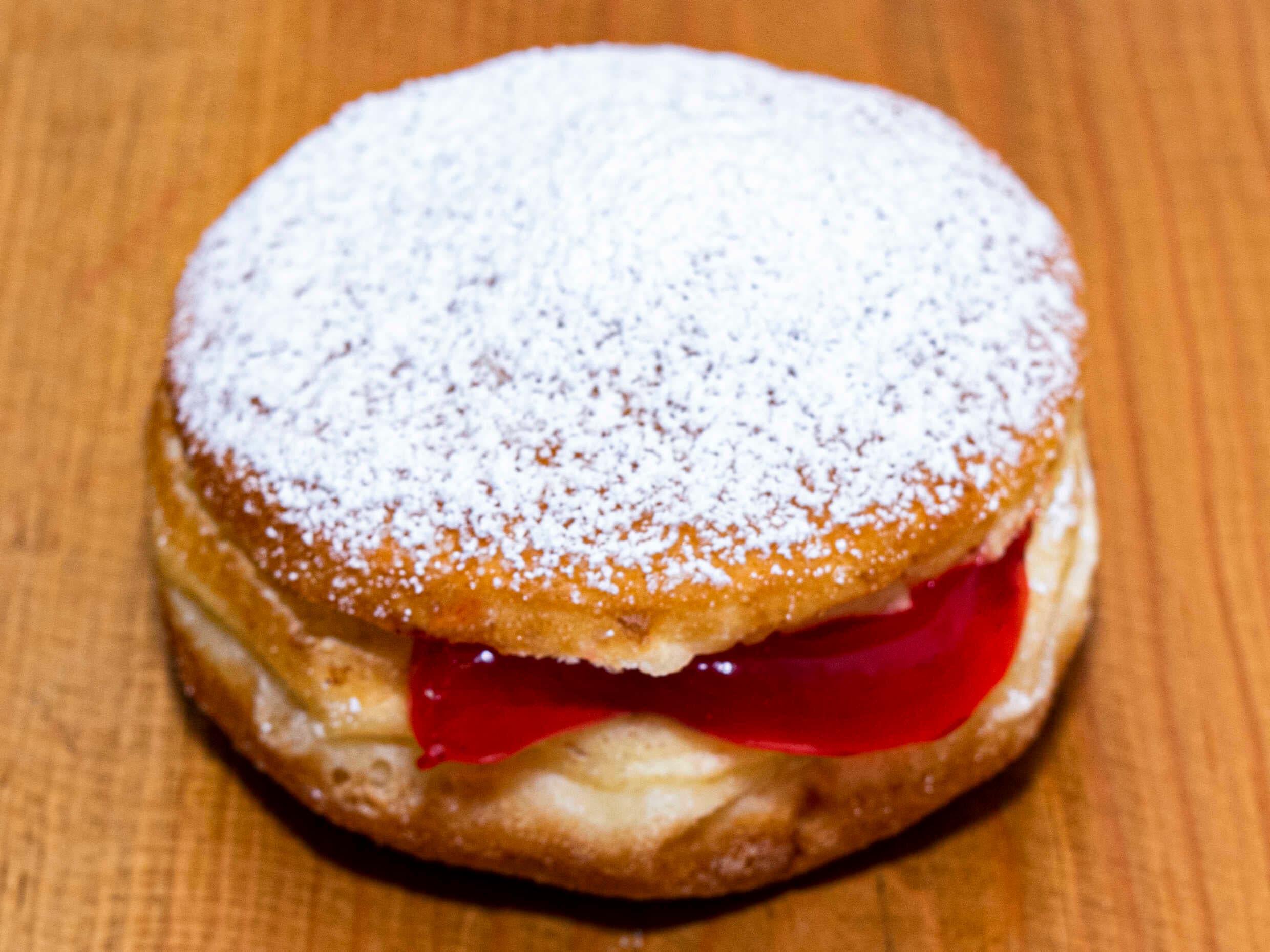 Dona Rellena de Mermelada de Fresa