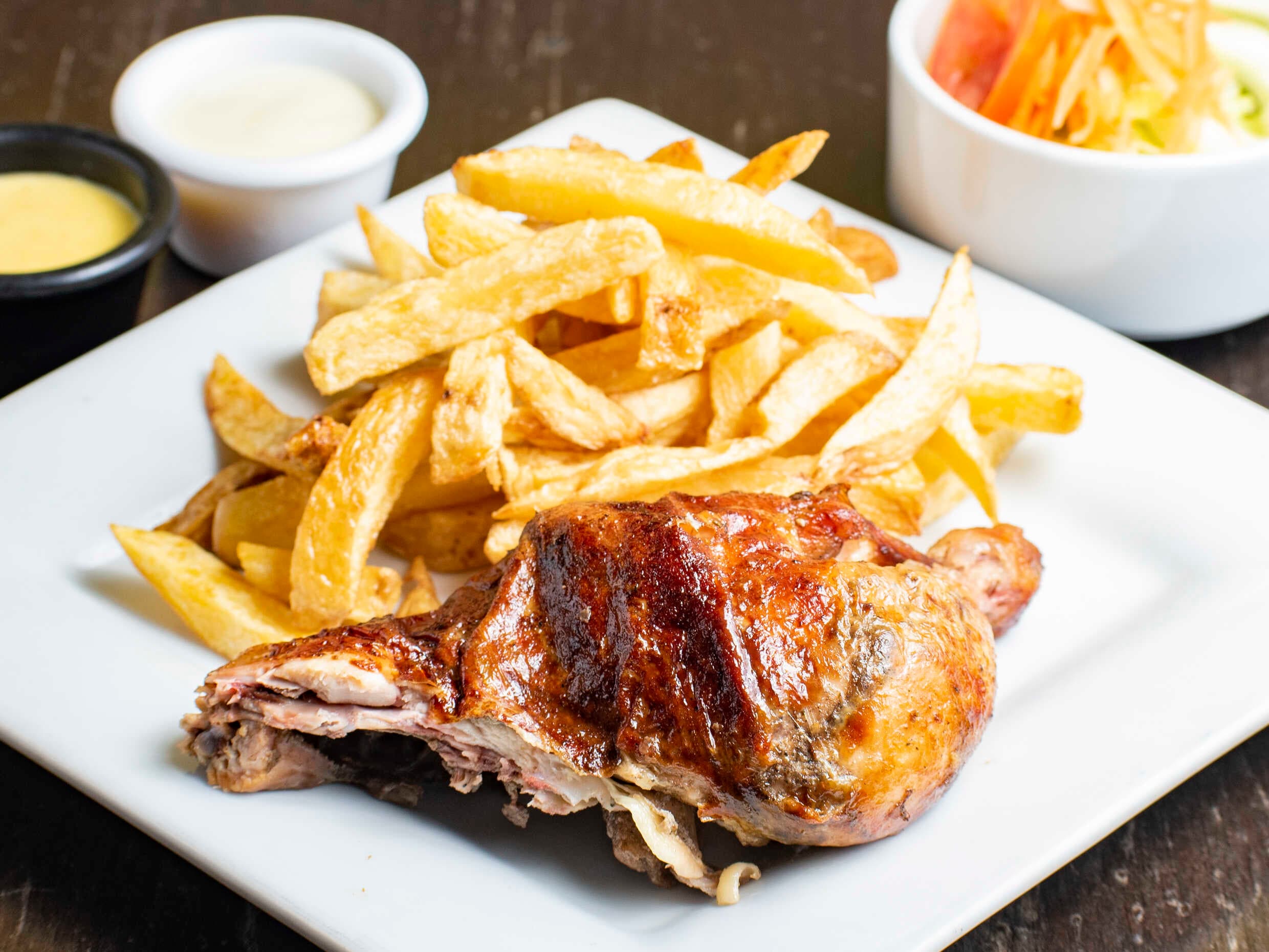 1/4 Pollo + Papas + Ensalada + Cremas + Chicha