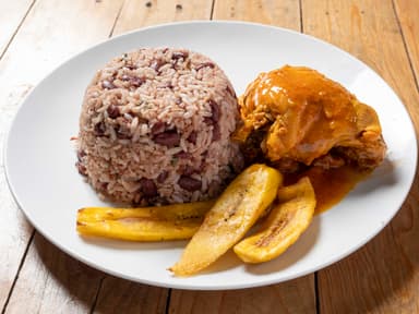 Gallo Pinto Con Pollo En Salsa + Refresco