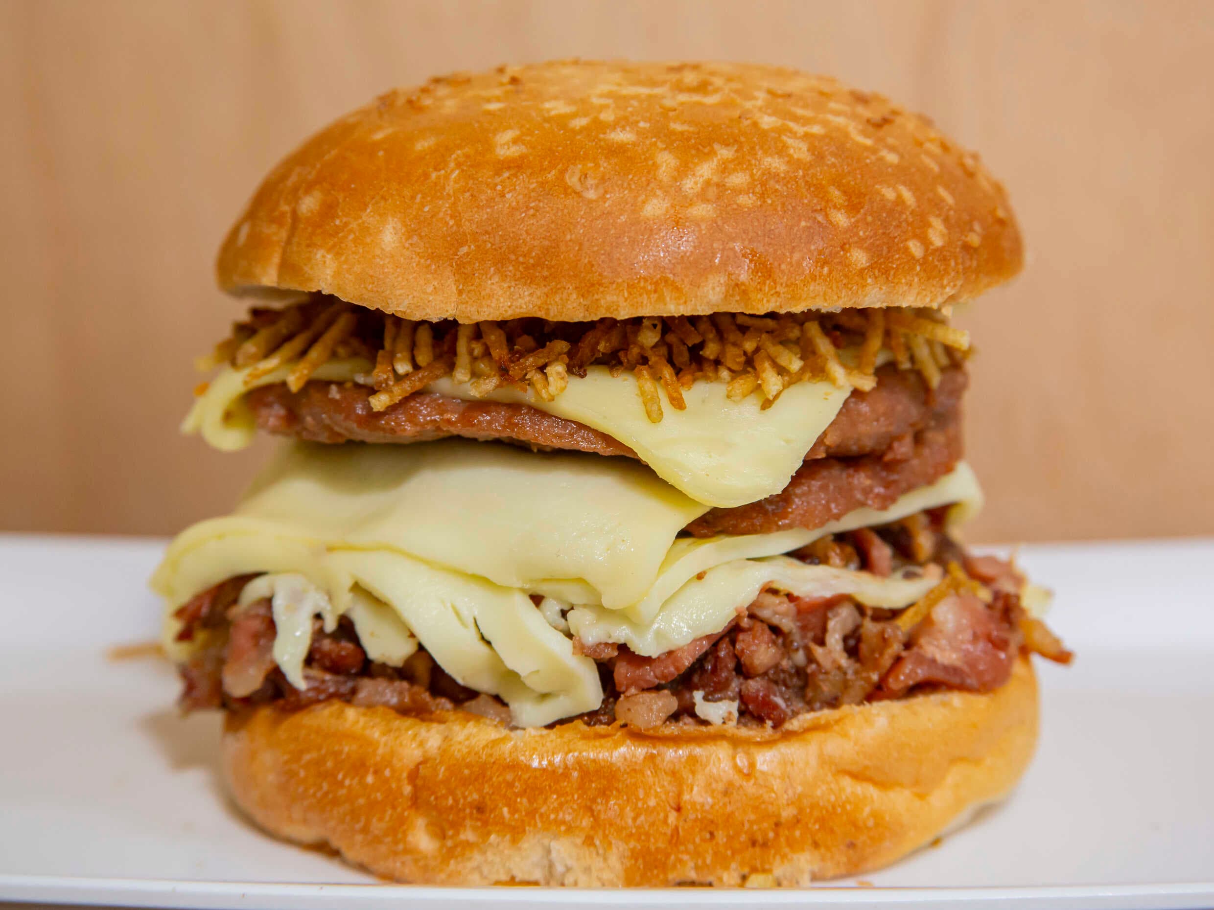 Hamburguesa Tres Quesos y Tres Tocinetas