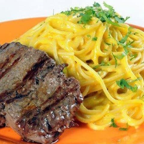 Tallarines en Salsa Huancaína con Lomito
